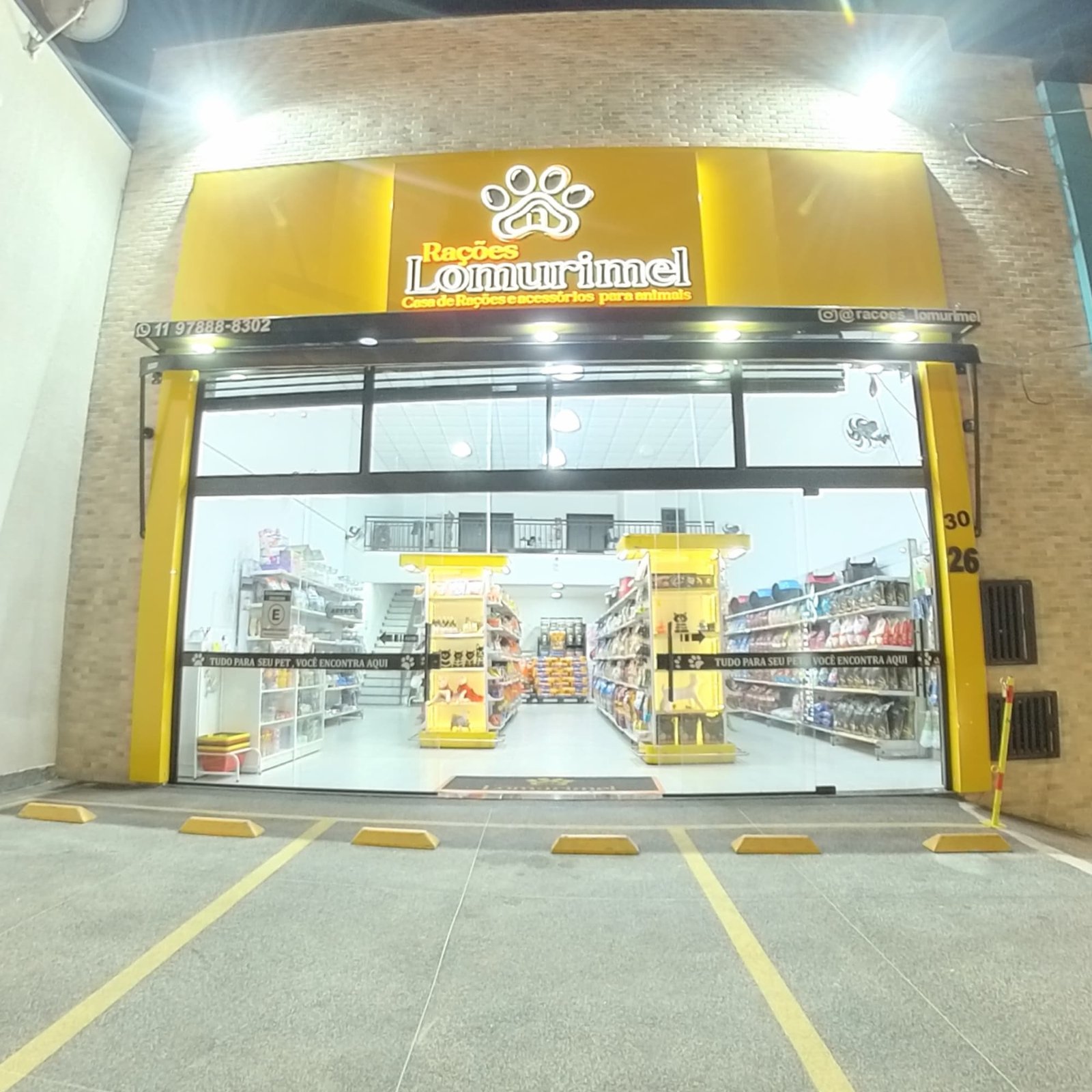 Foto Fachada Noturna da loja Lomurimel